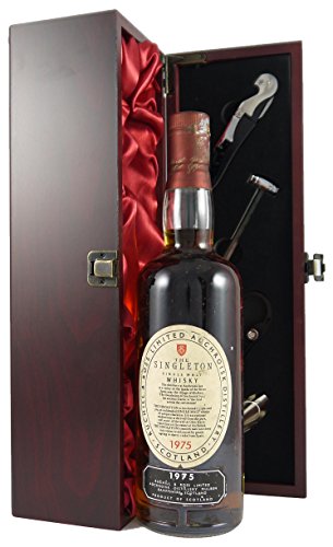 Singleton of Auchroisk Malt Whisky 1975 in einer mit Seide ausgestatetten Geschenkbox. Da zu vier Wein Zubehör, Korkenzieher, Giesser, Kapselabschneider,Weinthermometer, 1 x 700ml von Singleton of Auchroisk Malt