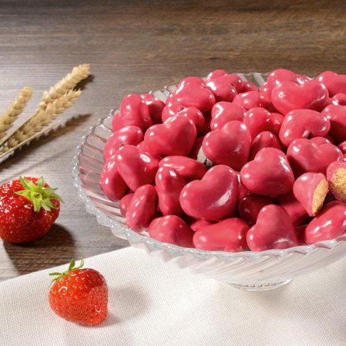 Erdbeer-Herzen mit einem feinen Knusperkern umhüllt von köstlicher Erdbeer-Schokolade, 400g (1 Packung) von Lambertz