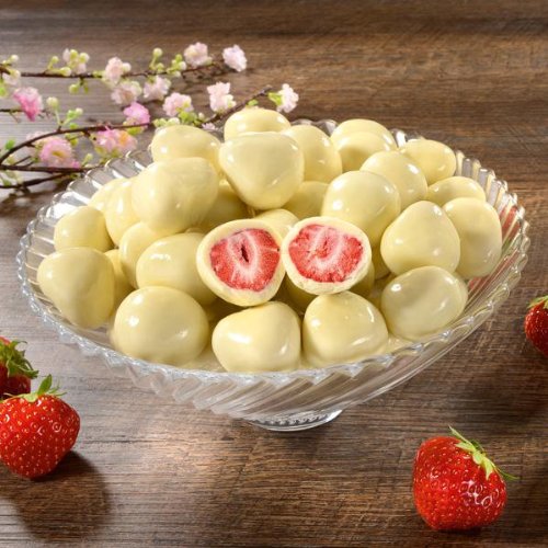 Erdbeeren mit Sahne im Geschenkkarton, echte Erdbeeren gefriergetrocknet und umhüllt von zarter weißer Schokolade 400g (1 Packung) von Lambertz