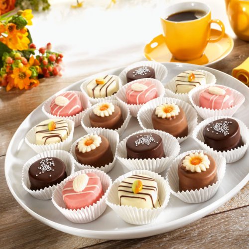 Petit Fours 500g Feines Marzipan mit einer luftigen Makrone als Kern Petit Fours 500g Feines Marzipan mit einer luftigen Makrone als Kern von Spezialitäten-haus G. Schulteis GmbH, Aachen