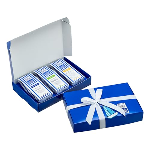 TEE HANDELSKONTOR BREMEN Teeset Willkommen an Bord | 3er Set mit je 100 g Earl Grey, Morgenduft & Bio Blanker Hans® | loser Tee im edlen Geschenkpaket mit Segelboot-Anhänger von TEE HANDELSKONTOR BREMEN