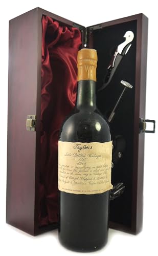 Taylor's Late Bottled Vintage Port 1965 in einer mit Seide ausgestatetten Geschenkbox, da zu 4 Weinaccessoires, 1 x 750ml von Taylor's Late Bottled