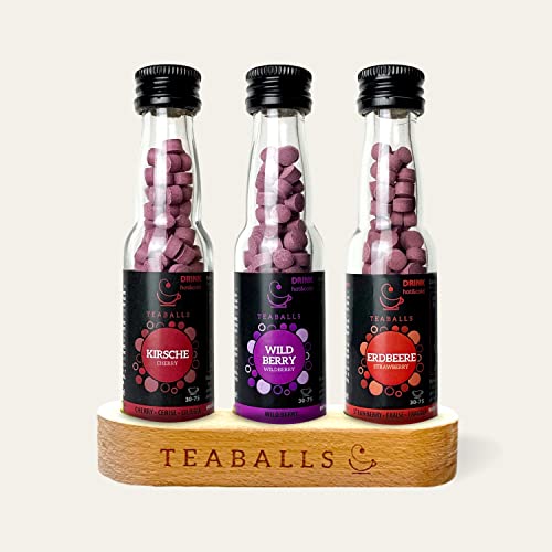 TEABALLS® Tee Set Fruit mit 3er Set Erdbeere, Wildberry, Kirsche + gratis Holzaufsteller Geschenkset ergibt 90-225 Tassen kalten Eistee & heißen Früchtetee ohne Zucker Instant Pulver von Teaballs