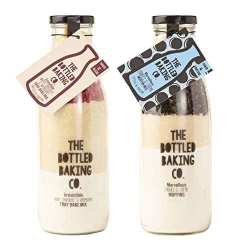 Bottled Baking Co Backmischungen für Kekse und Creme, Muffins und Himbeere und weiße Schokoladenblech, Zutaten mit Methode und Anleitung (evtl. nicht in deutscher Sprache) für zwei separate köstliche Backwaren von The Bottled Baking Co