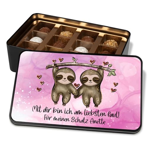 Geschenk zum Valentine’s Day: Metalldose personalisiert „Mit dir bin ich am liebsten faul“ – mit 12 Confiserie-Pralinen und süßen Faultieren zu Valentinstag Liebesgeschenk von True Statements