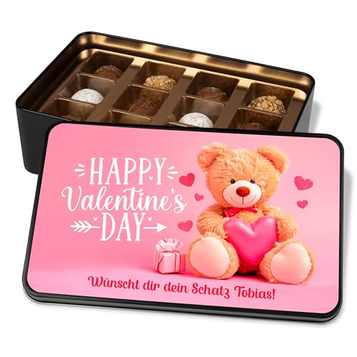 Geschenk zum Valentinstag für sie & ihn: Schoko Geschenkdose personalisiert „Happy Valentine’s day“ – Teddybär - Metalldose mit 12 Confiserie-Pralinen Liebesgeschenk von True Statements
