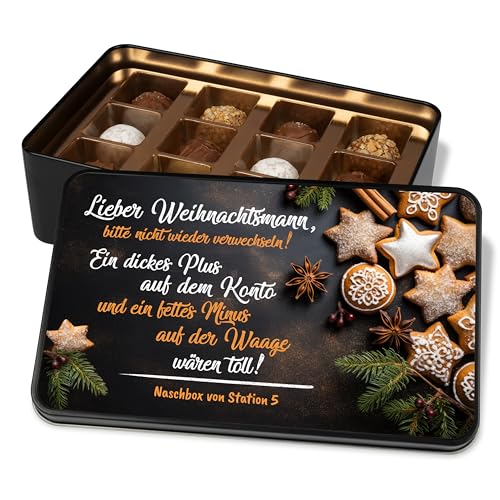 Lustige Pralinendose personalisiert „Lieber Weihnachtsmann, bitte nicht verwechseln!“ - 12 Confiserie-Pralinen in Metalldose – Schoko Weihnachtskarte - Geschenk zu Weihnachten von True Statements