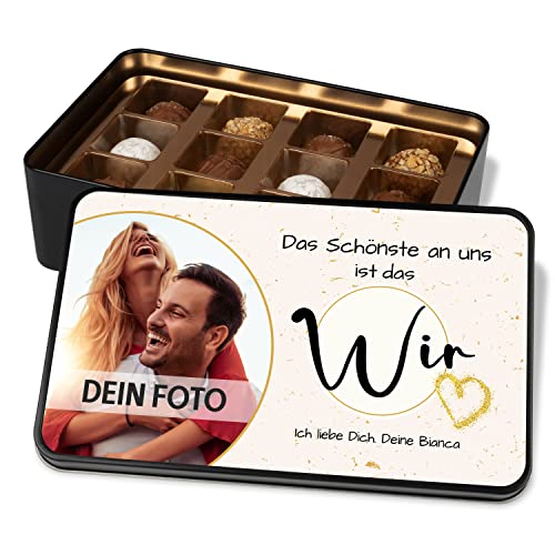 Pralinendose mit Foto & Wunschtext „Das Schönste an uns - WIR“ – mit Bild und Namen personalisiert – Metalldose mit 12 Pralinen - Schokolade Foto-Geschenke Frauen & Männer zum Jahrestag, Weihnachten von True Statements