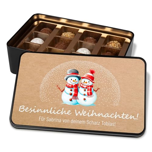 Pralinendose personalisiert „Besinnliche Weihnachten!“ – 12 Confiserie-Pralinen in Metalldose – moderne Weihnachtskarte mit Schokolade - Geschenk für Freunde & Familie (Schneemänner) von True Statements