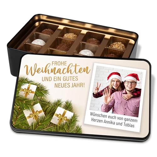Pralinendose personalisiert „Frohe Weihnachten und ein gutes neues Jahr!“ mit Bild/Foto und persönlichen Grüßen - 12 Confiserie-Pralinen in Metalldose – Schokolade Geschenk Pralinendose personalisiert „Frohe Weihnachten und ein gutes neues Jahr!“ mit Bild/Foto und persönlichen Grüßen - 12 Confiserie-Pralinen in Metalldose – Schokolade Geschenk von True Statements