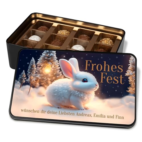 Pralinendose personalisiert „Frohes Fest“ – mit 3D Schneehasen-Motiv - 12 Confiserie-Pralinen in Metalldose – Schokolade Geschenk zu Weihnachten von True Statements