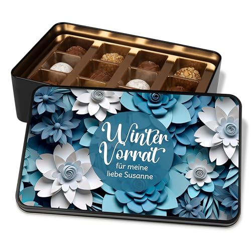 Pralinendose personalisiert „Wintervorrat“ – mit 3D Blumen-Motiv - 12 Confiserie-Pralinen in Metalldose – Schokolade Geschenk zu Weihnachten (Blau-Weiß) von True Statements