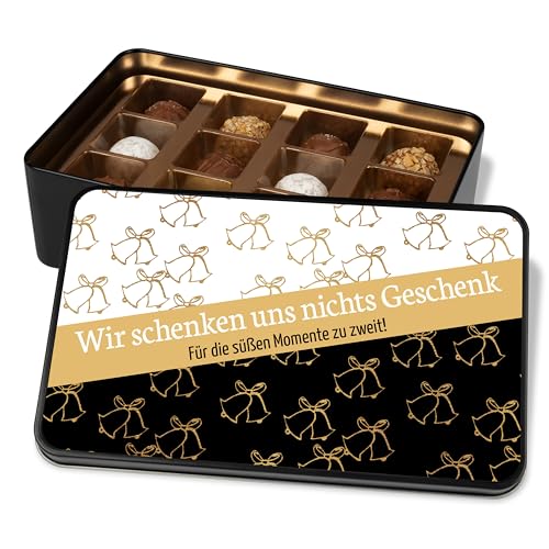 Pralinendose personalisiert „Wir schenken uns nichts Geschenk“ - 12 Confiserie-Pralinen in Metalldose - mit Wunschtext – Schokolade Geschenk für Freunde & Familie (Glöckchen) von True Statements