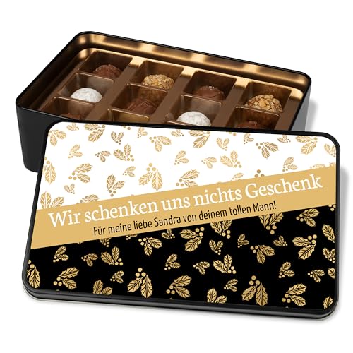 Pralinendose personalisiert „Wir schenken uns nichts Geschenk“ - 12 Confiserie-Pralinen in Metalldose - mit Wunschtext – Schokolade Geschenk für Freunde & Familie (Tannenzweige) von True Statements