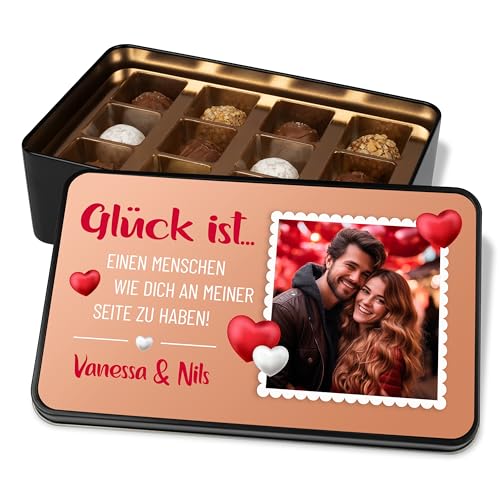 Pralinendose personalisiert mit Bild & Wunschtext „Glück ist…“ – Geschenkdose mit 12 Confiserie-Pralinen - Schokolade Foto-Geschenke für Verliebte von True Statements