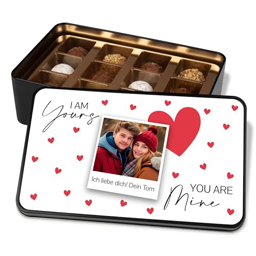 Pralinendose personalisiert mit Bild & Wunschtext „I am yours You are mine“ – Geschenkdose mit 12 Confiserie-Pralinen - Schokolade Foto-Geschenke für Verliebte (Rot) von True Statements