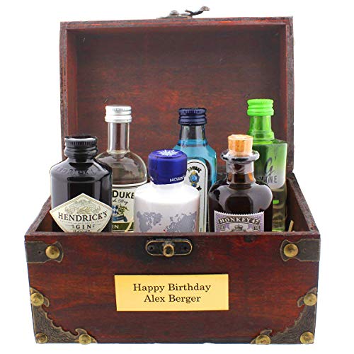 Die kultige Geschenkidee - 6 Flaschen Gin in witziger Piraten-Schatzkiste und mit Ihrer persönlichen Gravur als Party-Geschenk Die kultige Geschenkidee - 6 Flaschen Gin in witziger Piraten-Schatzkiste und mit Ihrer persönlichen Gravur als Party-Geschenk von Historia