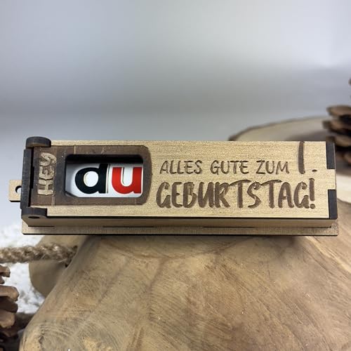 Urhome Geschenkbox Alles Gute zum 1. Geburtstag mit Duplo Schokoriegel - Überraschung Holzbox mit Spruch Gravur inkl. Schokolade Geschenk Riegel - Geburtstagsgeschenk für Kind Junge Mädchen von Urhome