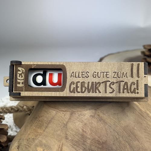 Urhome Geschenkbox Alles Gute zum 11. Geburtstag mit Duplo Schokoriegel - Überraschung Holzbox mit Spruch Gravur inkl. Schokolade Geschenk Riegel - Geburtstagsgeschenk für Kind Junge Mädchen von Urhome