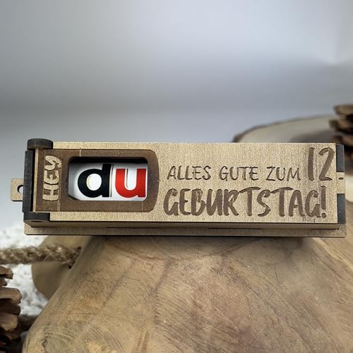 Urhome Geschenkbox Alles Gute zum 12. Geburtstag mit Duplo Schokoriegel - Überraschung Holzbox mit Spruch Gravur inkl. Schokolade Geschenk Riegel - Geburtstagsgeschenk für Kind Junge Mädchen Urhome Geschenkbox Alles Gute zum 12. Geburtstag mit Duplo Schokoriegel - Überraschung Holzbox mit Spruch Gravur inkl. Schokolade Geschenk Riegel - Geburtstagsgeschenk für Kind Junge Mädchen von Urhome