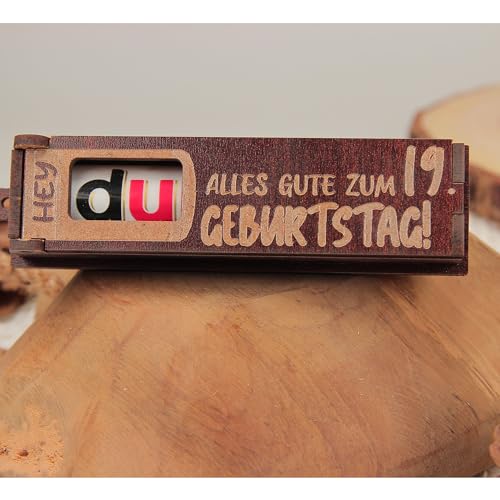 Urhome Geschenkbox Alles Gute zum 19. Geburtstag mit Duplo Schokoriegel - Überraschung Holzbox mit Spruch Gravur inkl. Schokolade Geschenk Riegel - Geburtstagsgeschenk Dunkel Braun von Urhome