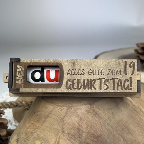 Urhome Geschenkbox Alles Gute zum 19. Geburtstag mit Duplo Schokoriegel - Überraschung Holzbox mit Spruch Gravur inkl. Schokolade Geschenk Riegel - Geburtstagsgeschenk für Erwachsene Mann Frau von Urhome