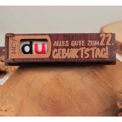 Urhome Geschenkbox Alles Gute zum 22. Geburtstag mit Duplo Schokoriegel - Überraschung Holzbox mit Spruch Gravur inkl. Schokolade Geschenk Riegel - Geburtstagsgeschenk Dunkel Braun von Urhome