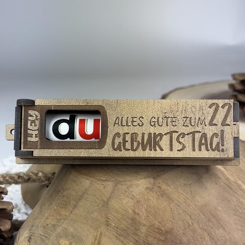 Urhome Geschenkbox Alles Gute zum 22. Geburtstag mit Duplo Schokoriegel - Überraschung Holzbox mit Spruch Gravur inkl. Schokolade Geschenk Riegel - Geburtstagsgeschenk für Erwachsene Mann Frau von Urhome