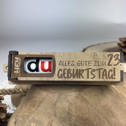 Urhome Geschenkbox Alles Gute zum 23. Geburtstag mit Duplo Schokoriegel - Überraschung Holzbox mit Spruch Gravur inkl. Schokolade Geschenk Riegel - Geburtstagsgeschenk für Erwachsene Mann Frau von Urhome