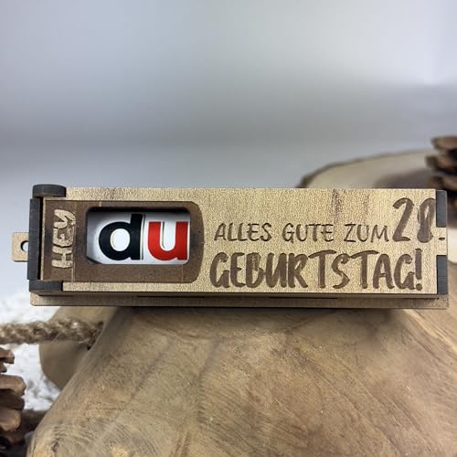 Urhome Geschenkbox Alles Gute zum 28. Geburtstag mit Duplo Schokoriegel - Überraschung Holzbox mit Spruch Gravur inkl. Schokolade Geschenk Riegel - Geburtstagsgeschenk für Erwachsene Mann Frau von Urhome