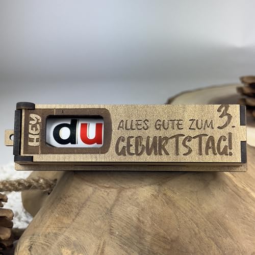 Urhome Geschenkbox Alles Gute zum 3. Geburtstag mit Duplo Schokoriegel - Überraschung Holzbox mit Spruch Gravur inkl. Schokolade Geschenk Riegel - Geburtstagsgeschenk für Kind Junge Mädchen von Urhome