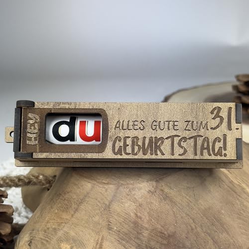 Urhome Geschenkbox Alles Gute zum 31. Geburtstag mit Duplo Schokoriegel - Überraschung Holzbox mit Spruch Gravur inkl. Schokolade Geschenk Riegel - Geburtstagsgeschenk für Erwachsene Mann Frau von Urhome