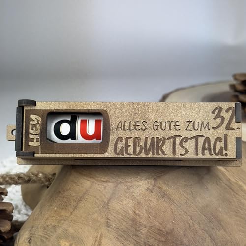 Urhome Geschenkbox Alles Gute zum 32. Geburtstag mit Duplo Schokoriegel - Überraschung Holzbox mit Spruch Gravur inkl. Schokolade Geschenk Riegel - Geburtstagsgeschenk für Erwachsene Mann Frau von Urhome