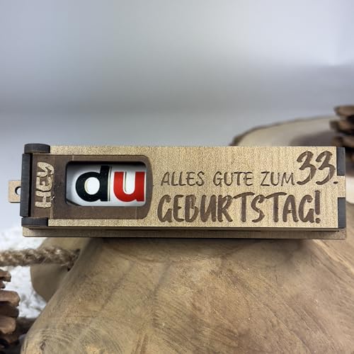 Urhome Geschenkbox Alles Gute zum 33. Geburtstag mit Duplo Schokoriegel - Überraschung Holzbox mit Spruch Gravur inkl. Schokolade Geschenk Riegel - Geburtstagsgeschenk für Erwachsene Mann Frau von Urhome