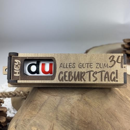 Urhome Geschenkbox Alles Gute zum 34. Geburtstag mit Duplo Schokoriegel - Überraschung Holzbox mit Spruch Gravur inkl. Schokolade Geschenk Riegel - Geburtstagsgeschenk für Erwachsene Mann Frau von Urhome