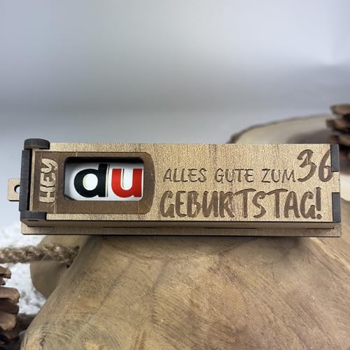 Urhome Geschenkbox Alles Gute zum 36. Geburtstag mit Duplo Schokoriegel - Überraschung Holzbox mit Spruch Gravur inkl. Schokolade Geschenk Riegel - Geburtstagsgeschenk für Erwachsene Mann Frau Urhome Geschenkbox Alles Gute zum 36. Geburtstag mit Duplo Schokoriegel - Überraschung Holzbox mit Spruch Gravur inkl. Schokolade Geschenk Riegel - Geburtstagsgeschenk für Erwachsene Mann Frau von Urhome