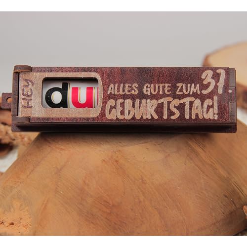 Urhome Geschenkbox Alles Gute zum 37. Geburtstag mit Duplo Schokoriegel - Überraschung Holzbox mit Spruch Gravur inkl. Schokolade Geschenk Riegel - Geburtstagsgeschenk Dunkel Braun von Urhome