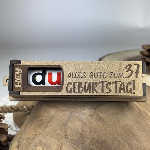 Urhome Geschenkbox Alles Gute zum 37. Geburtstag mit Duplo Schokoriegel - Überraschung Holzbox mit Spruch Gravur inkl. Schokolade Geschenk Riegel - Geburtstagsgeschenk für Erwachsene Mann Frau Urhome Geschenkbox Alles Gute zum 37. Geburtstag mit Duplo Schokoriegel - Überraschung Holzbox mit Spruch Gravur inkl. Schokolade Geschenk Riegel - Geburtstagsgeschenk für Erwachsene Mann Frau von Urhome