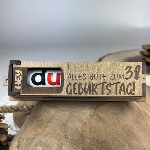 Urhome Geschenkbox Alles Gute zum 38. Geburtstag mit Duplo Schokoriegel - Überraschung Holzbox mit Spruch Gravur inkl. Schokolade Geschenk Riegel - Geburtstagsgeschenk für Erwachsene Mann Frau Urhome Geschenkbox Alles Gute zum 38. Geburtstag mit Duplo Schokoriegel - Überraschung Holzbox mit Spruch Gravur inkl. Schokolade Geschenk Riegel - Geburtstagsgeschenk für Erwachsene Mann Frau von Urhome