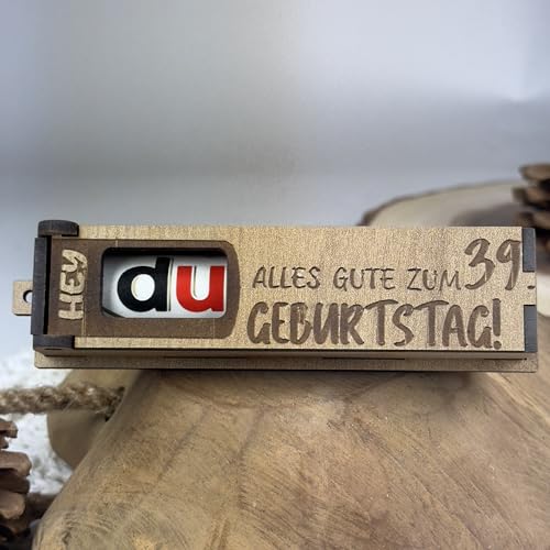 Urhome Geschenkbox Alles Gute zum 39. Geburtstag mit Duplo Schokoriegel - Überraschung Holzbox mit Spruch Gravur inkl. Schokolade Geschenk Riegel - Geburtstagsgeschenk für Erwachsene Mann Frau von Urhome