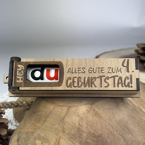 Urhome Geschenkbox Alles Gute zum 4. Geburtstag mit Duplo Schokoriegel - Überraschung Holzbox mit Spruch Gravur inkl. Schokolade Geschenk Riegel - Geburtstagsgeschenk für Kind Junge Mädchen von Urhome