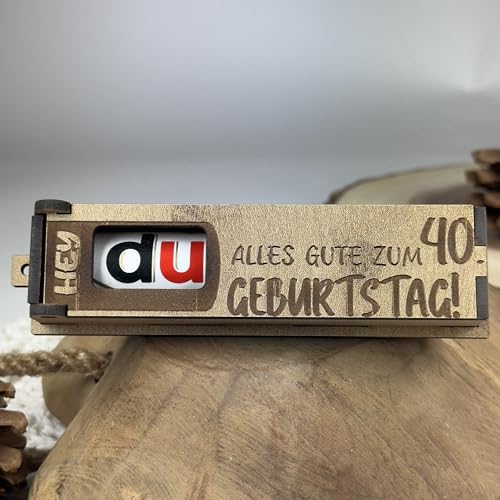 Urhome Geschenkbox Alles Gute zum 40. Geburtstag mit Duplo Schokoriegel - Überraschung Holzbox mit Spruch Gravur inkl. Schokolade Geschenk Riegel - Geburtstagsgeschenk für Erwachsene Mann Frau von Urhome