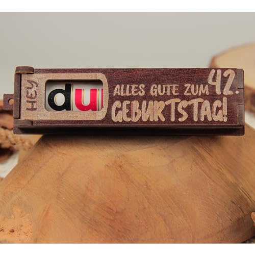 Urhome Geschenkbox Alles Gute zum 42. Geburtstag mit Duplo Schokoriegel - Überraschung Holzbox mit Spruch Gravur inkl. Schokolade Geschenk Riegel - Geburtstagsgeschenk Dunkel Braun von Urhome