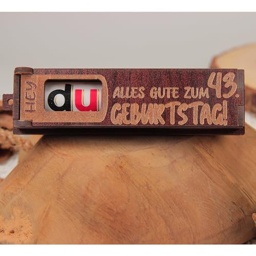 Urhome Geschenkbox Alles Gute zum 43. Geburtstag mit Duplo Schokoriegel - Überraschung Holzbox mit Spruch Gravur inkl. Schokolade Geschenk Riegel - Geburtstagsgeschenk Dunkel Braun von Urhome