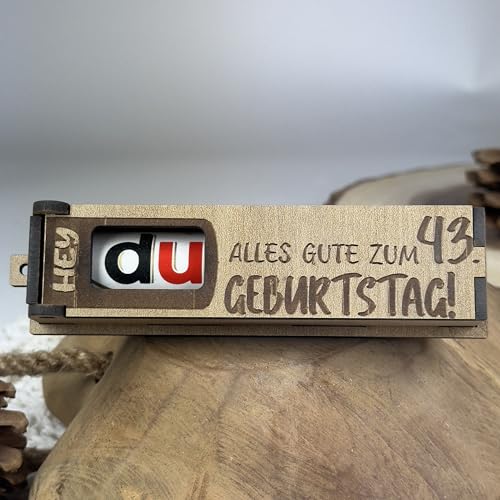 Urhome Geschenkbox Alles Gute zum 43. Geburtstag mit Duplo Schokoriegel - Überraschung Holzbox mit Spruch Gravur inkl. Schokolade Geschenk Riegel - Geburtstagsgeschenk für Erwachsene Mann Frau Urhome Geschenkbox Alles Gute zum 43. Geburtstag mit Duplo Schokoriegel - Überraschung Holzbox mit Spruch Gravur inkl. Schokolade Geschenk Riegel - Geburtstagsgeschenk für Erwachsene Mann Frau von Urhome