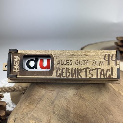 Urhome Geschenkbox Alles Gute zum 44. Geburtstag mit Duplo Schokoriegel - Überraschung Holzbox mit Spruch Gravur inkl. Schokolade Geschenk Riegel - Geburtstagsgeschenk für Erwachsene Mann Frau von Urhome