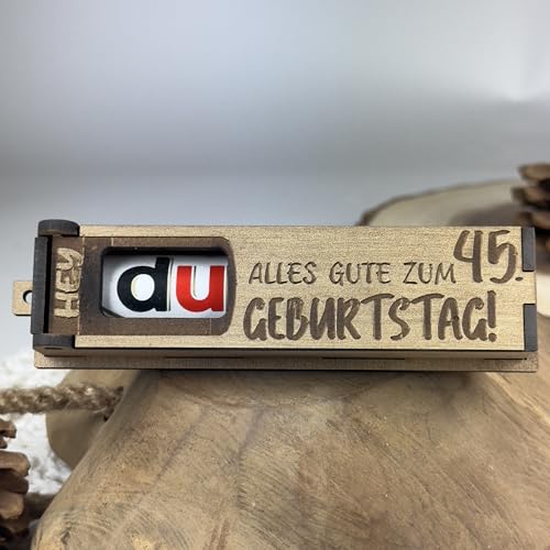Urhome Geschenkbox Alles Gute zum 45. Geburtstag mit Duplo Schokoriegel - Überraschung Holzbox mit Spruch Gravur inkl. Schokolade Geschenk Riegel - Geburtstagsgeschenk für Erwachsene Mann Frau Urhome Geschenkbox Alles Gute zum 45. Geburtstag mit Duplo Schokoriegel - Überraschung Holzbox mit Spruch Gravur inkl. Schokolade Geschenk Riegel - Geburtstagsgeschenk für Erwachsene Mann Frau von Urhome