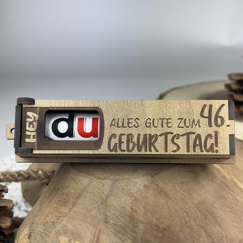 Urhome Geschenkbox Alles Gute zum 46. Geburtstag mit Duplo Schokoriegel - Überraschung Holzbox mit Spruch Gravur inkl. Schokolade Geschenk Riegel - Geburtstagsgeschenk für Erwachsene Mann Frau von Urhome