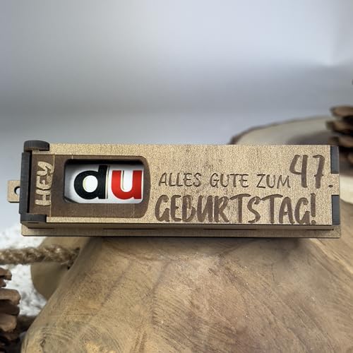 Urhome Geschenkbox Alles Gute zum 47. Geburtstag mit Duplo Schokoriegel - Überraschung Holzbox mit Spruch Gravur inkl. Schokolade Geschenk Riegel - Geburtstagsgeschenk für Erwachsene Mann Frau von Urhome