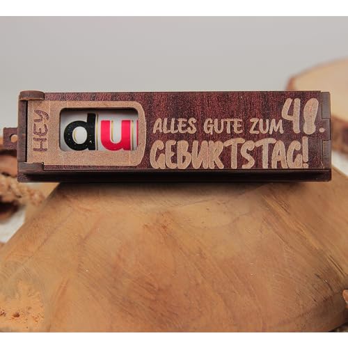 Urhome Geschenkbox Alles Gute zum 48. Geburtstag mit Duplo Schokoriegel - Überraschung Holzbox mit Spruch Gravur inkl. Schokolade Geschenk Riegel - Geburtstagsgeschenk Dunkel Braun von Urhome